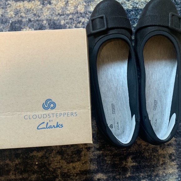 In box - Clark’s Cloudstepper Black shoes - Picture 10 of 10